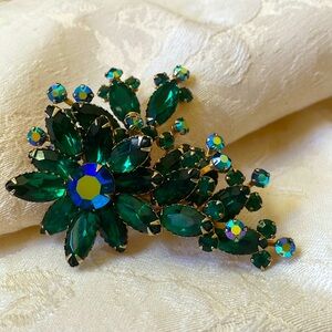 Vintage green Aurora Borealis crystal floral pin brooch